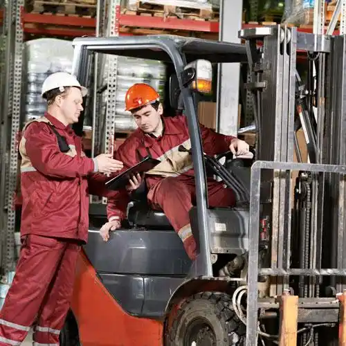 Een ervaren heftruckchauffeur voert professioneel heftruckcertificaat uit